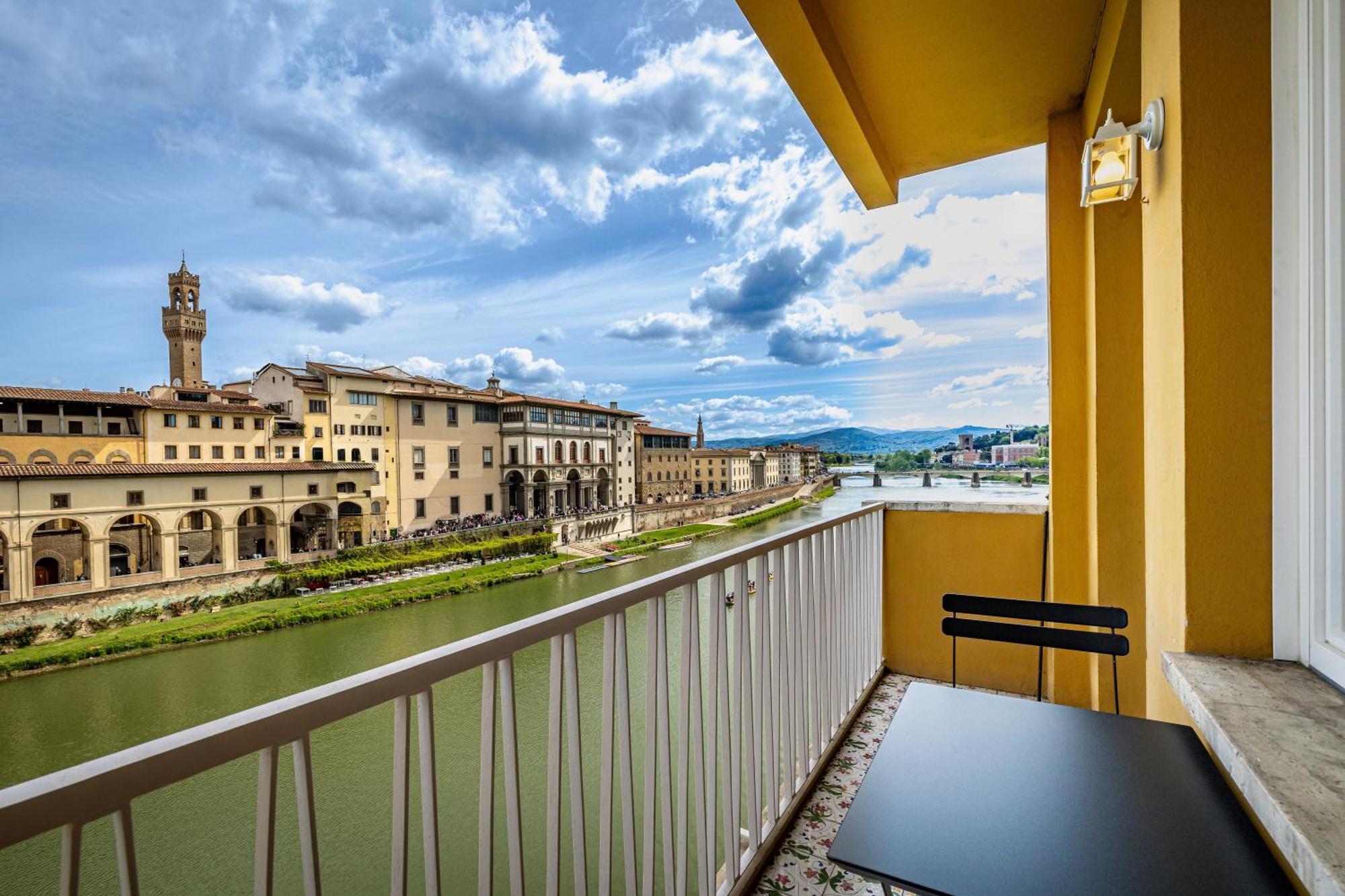 Yd Balcony On Pontevecchio View Florença Exterior foto