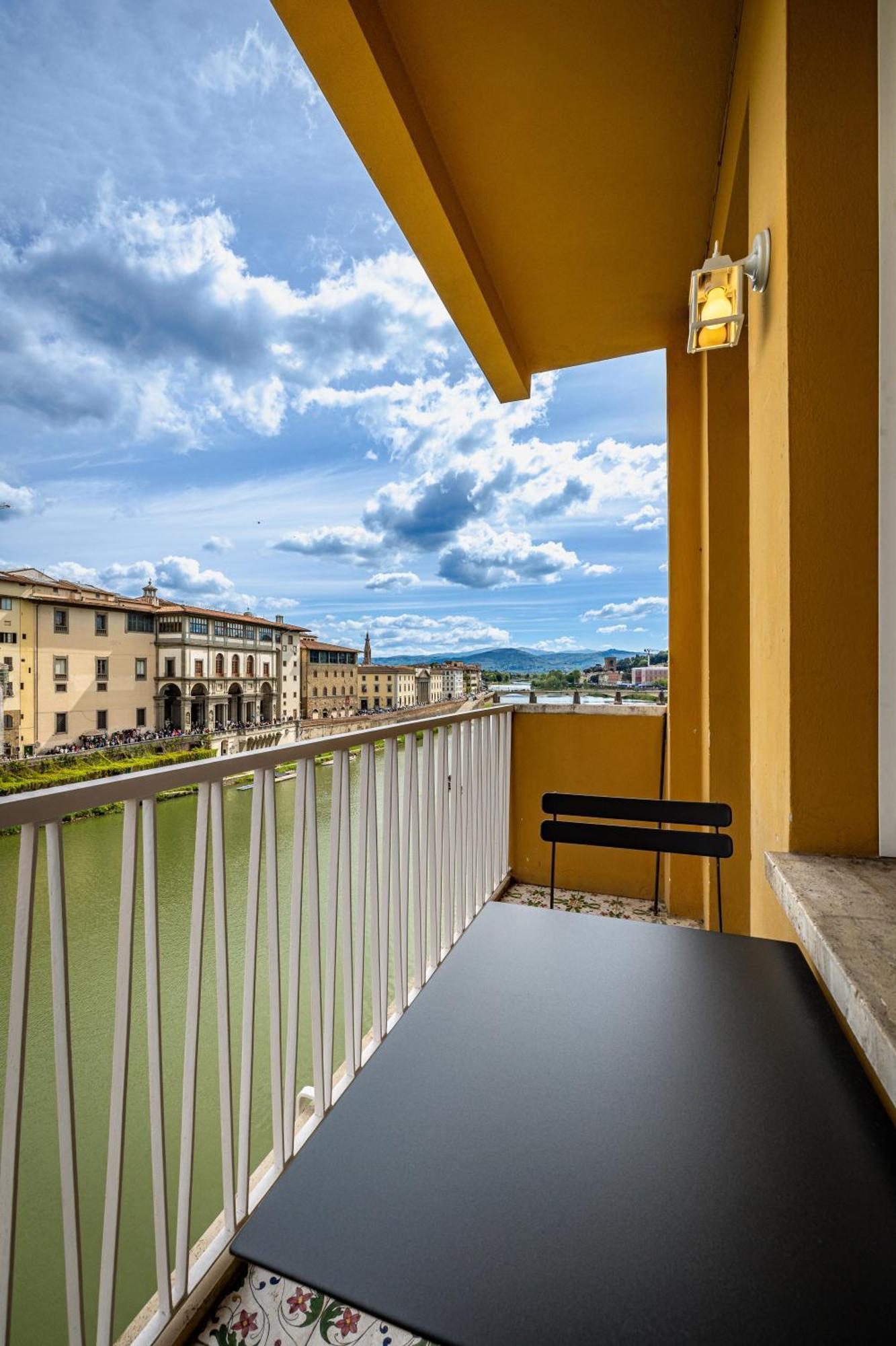 Yd Balcony On Pontevecchio View Florença Exterior foto